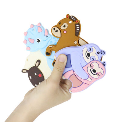 Ζωηρόχρωμη εξατομικευμένη μωρό σιλικόνη Teether με τη μορφή της Dino αλόγων προβάτων
